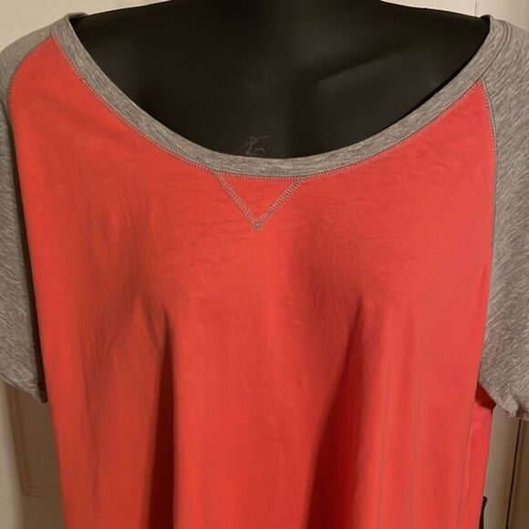 NWOT 2XL Hanes melon/salmon color w/gray short sleeves rounded hem shirt - Picture 3 of 14